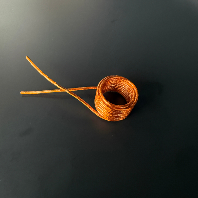 Goldfarbene, hitzebeständige, selbstklebende Spulen für Transformatoren