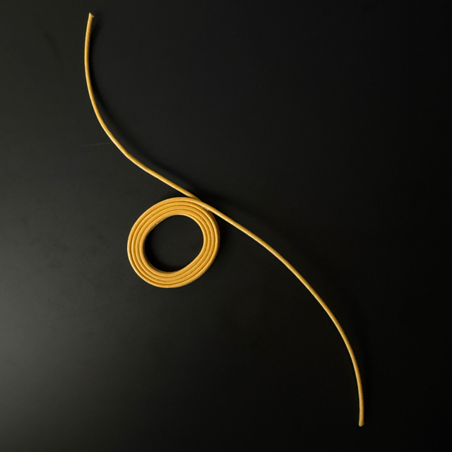 Anpassbare, effiziente, selbstklebende isolierte Spule